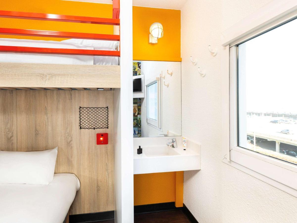 Hotelf1 Laval Changé Exterior photo